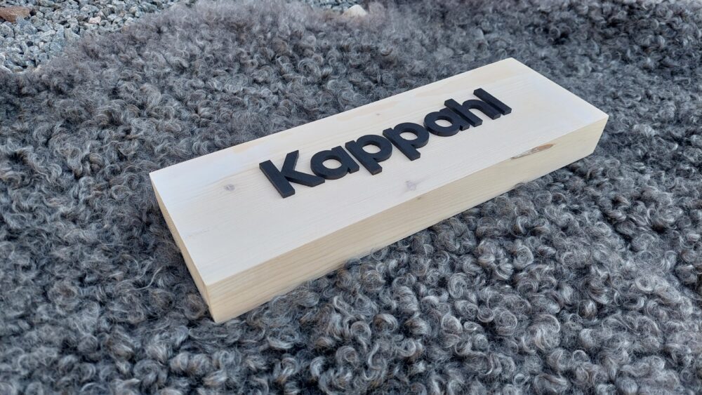 Träskylt med vit lasyr